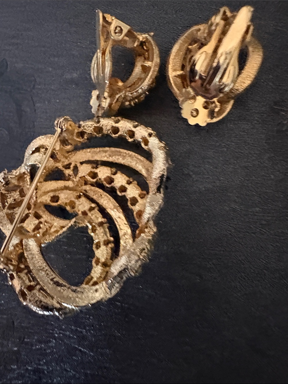 VINTAGE INTERTWINED SWIRL DESIGNED RHINESTONE GOLD-TONE BROOCH EARRING SET - Picture 5 of 9